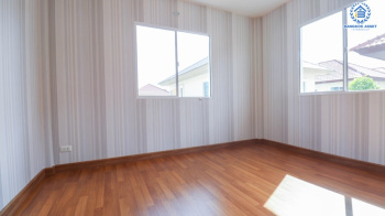 *****บ้านเดี่ยวมือสองย่านปทุมธานี หมู่บ้าน ชวนชื่นกรีนบาวด์ กรุงเทพ-ปทุมธานี บ้านสวยพร้อมเข้าอยู่ ภายในโครงการสภาพแวดล้อมดีมาก ใกล้สนามกอล์ฟ เนื้อที่ 56.2 ตร.ว. ฟังก์ชัน 3 ห้องนอน 3 ห้องน้ำ 2 ที่จอด บนทำเลเดินทางสะดวก เชื่อมต่อถนนหลายเส้นทาง ใกล้จุดขึ้นทางด่วน "อุดรรัถยา"